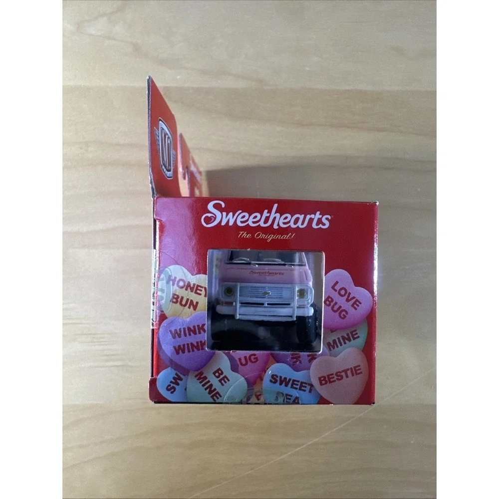 M2 Machines Sweethearts Chevrolet Van G10 1:64 CHASE